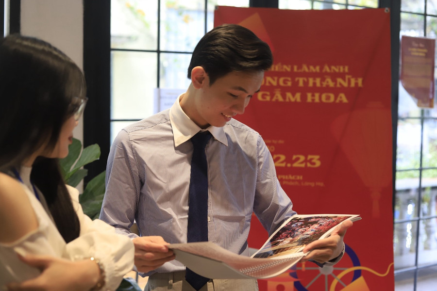 Khách tham quan bày tỏ niềm hứng thú khi tới triển lãm. Khách tham quan bày tỏ niềm hứng thú khi tới triển lãm.