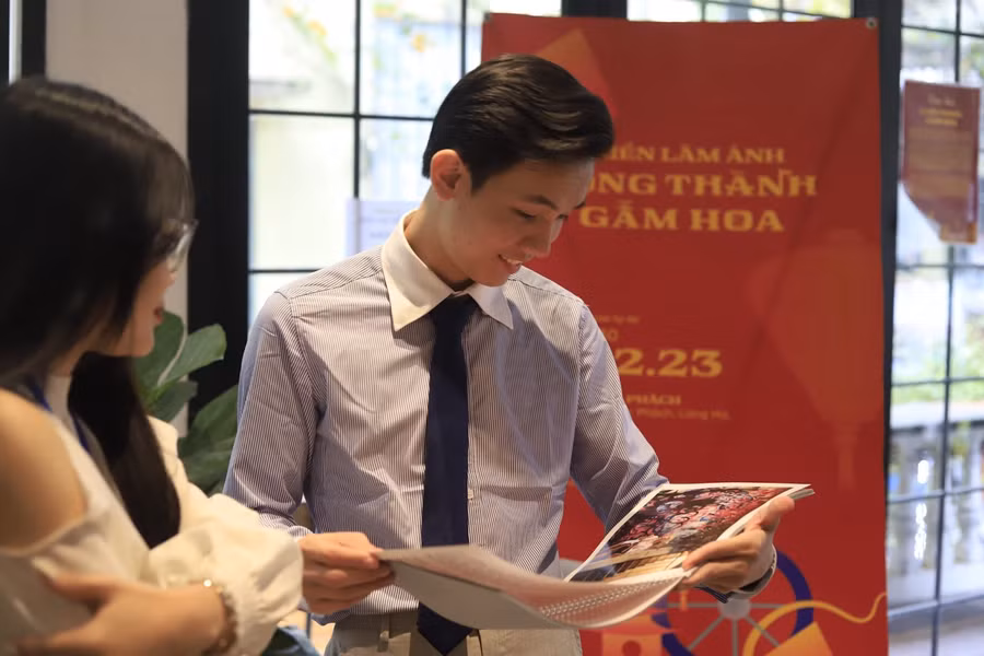 Khách tham quan bày tỏ niềm hứng thú khi tới triển lãm.