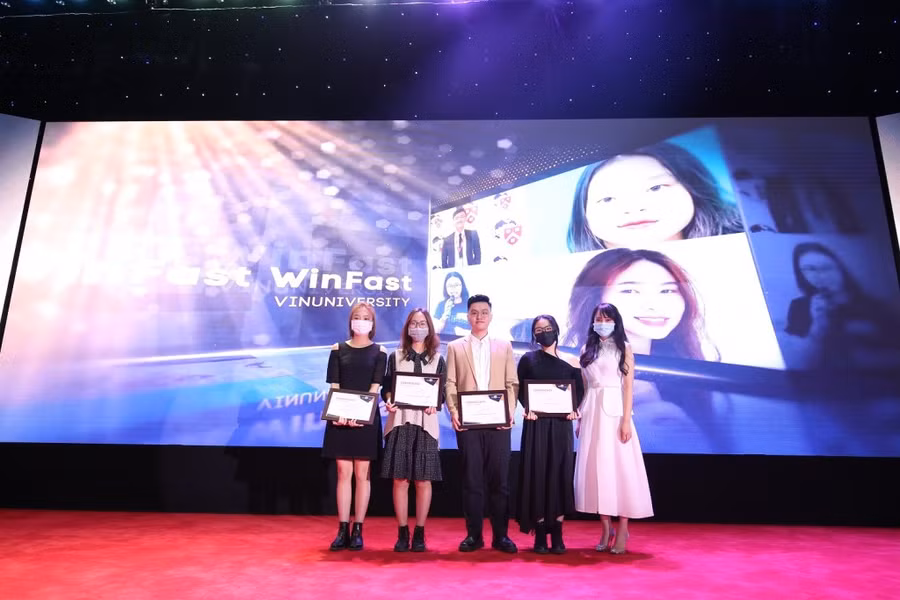 4 sinh viên trường Đại học VinUni nhận giải Nhì cuộc thi Giải bài toán Kinh doanh toàn cầu 2021
