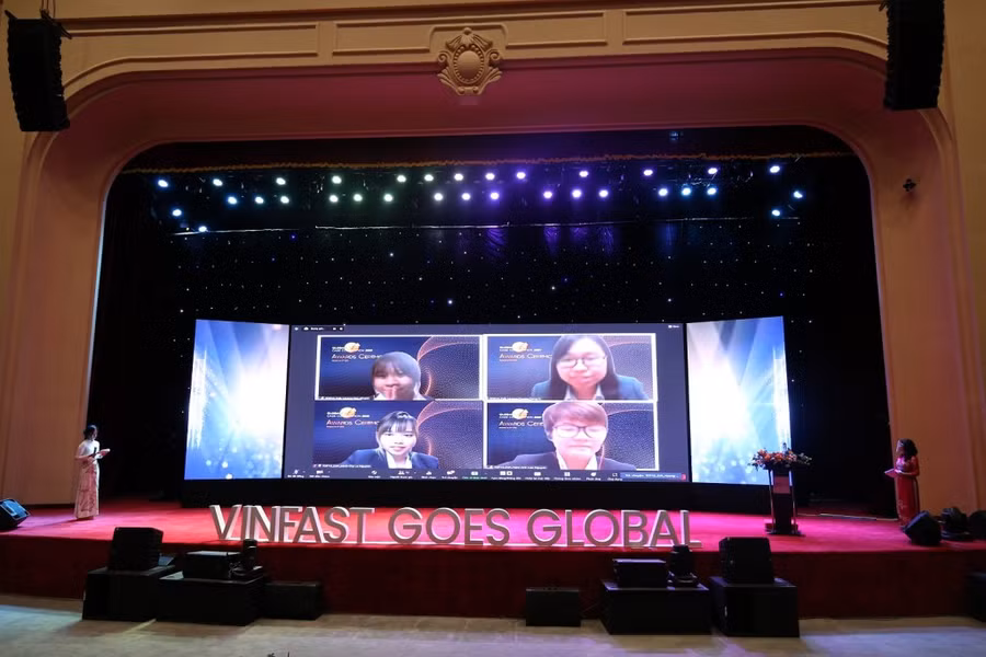 Đội EVA với 4 thành thành viên đến từ 4 trường đại học của thế giới và Việt Nam đã xuất sắc giành Giải Nhất cuộc thi