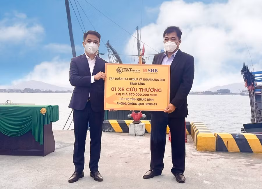 Đại diện Tập đoàn T&T Group trao tặng 1 xe cứu thương hỗ trợ tỉnh Quảng Bình phòng, chống dịch COVID-19.