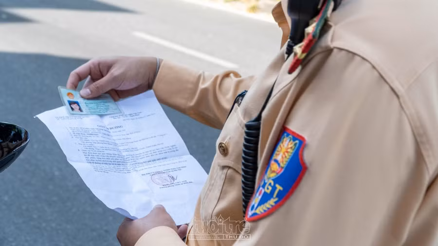 Lực lượng CSGT sẽ kiểm tra giấy đi đường và giấy tờ tuỳ thân của người dân