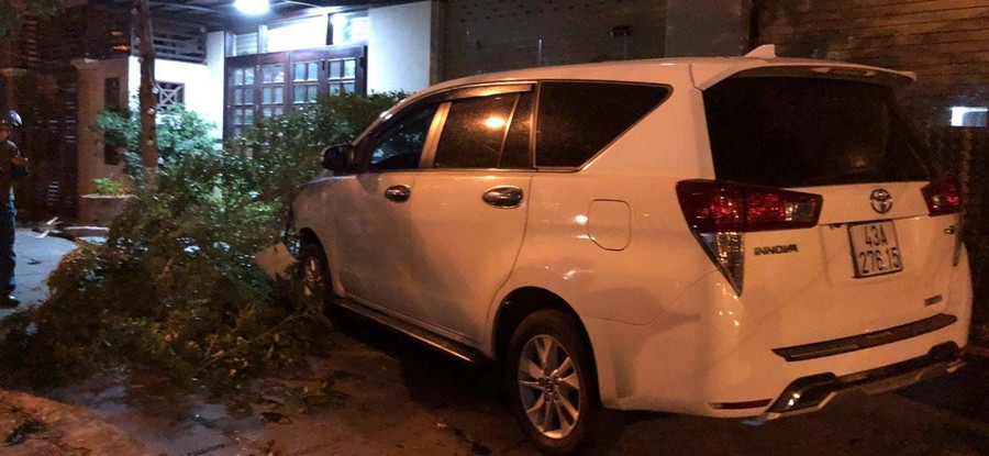 “Né” chốt kiểm tra nồng độ cồn, nam lái xe ô tô gây tai nạn “Né” chốt kiểm tra nồng độ cồn, nam lái xe ô tô gây tai nạn
