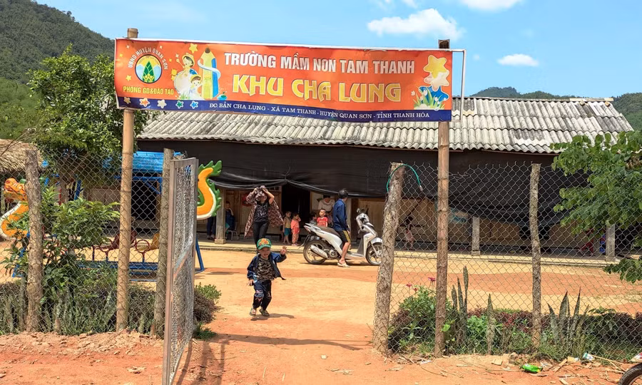 Năm 2020, cô và trò điểm trường Cha Lung đang phải học trong ngôi trường tạm bợ.