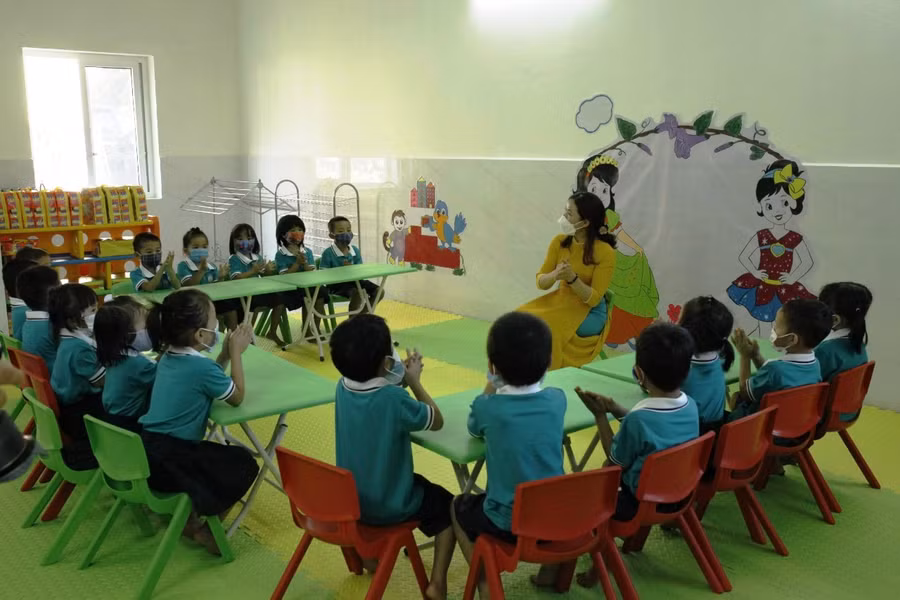 Cô và trò ở điểm lẻ Cha Lung, Trường Mầm non Tam Thanh (Quan Sơn, Thanh Hóa) đã được học trong điều kiện khang trang.