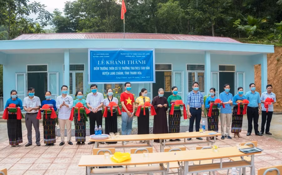 Từ sự kêu gọi của ông Lê MInh Thư, các nhà hảo tâm đã xây dựng điểm trường ở thôn Cú Tá - Trường Tiểu học và THCS Tam Văn khang trang.