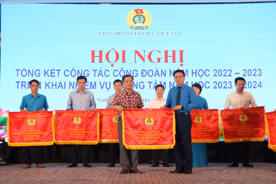 Công đoàn Trường ĐH Hà Nội là một trong các công đoàn cơ sở có thành tích xuất sắc được lãnh đạo Công đoàn Giáo dục Việt Nam tặng Cờ thi đua.