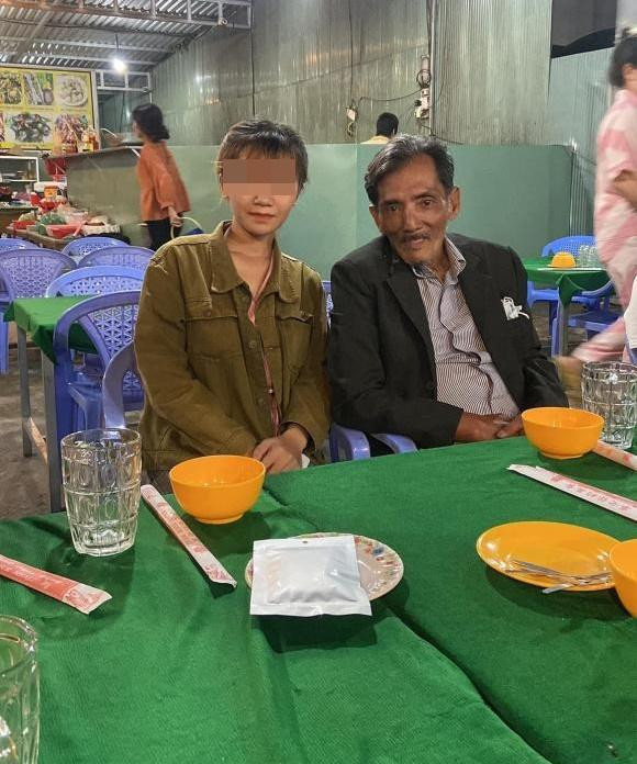 Thương Tín gầy hơn so với trước đây.