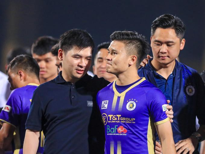 Doanh nhân Đỗ Vinh Quang động viên cầu thủ Quang Hải sau một trận đấu của CLB Hà Nội. Ảnh: CLB Hà Nội. Doanh nhân Đỗ Vinh Quang động viên cầu thủ Quang Hải sau một trận đấu của CLB Hà Nội. Ảnh: CLB Hà Nội.