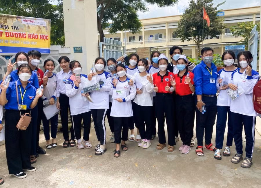 Các thí sinh chụp ảnh kỷ niệm với tình nguyện viên.