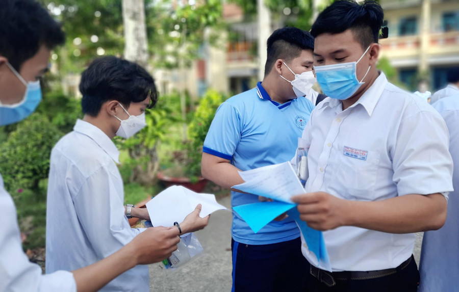 Thí sinh điểm thi Trường THPT Nguyễn Khuyến (Thoại Sơn – An Giang) trao đổi đáp án sau giờ thi.