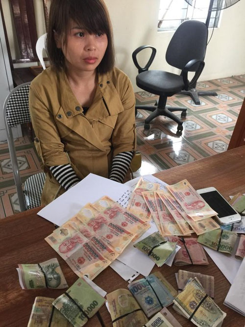 Đối tượng Hồ Thị Thuận và tang vật thu được. Ảnh do Công an Thanh Hóa cung cấp. Đối tượng Hồ Thị Thuận và tang vật thu được. Ảnh do Công an Thanh Hóa cung cấp.