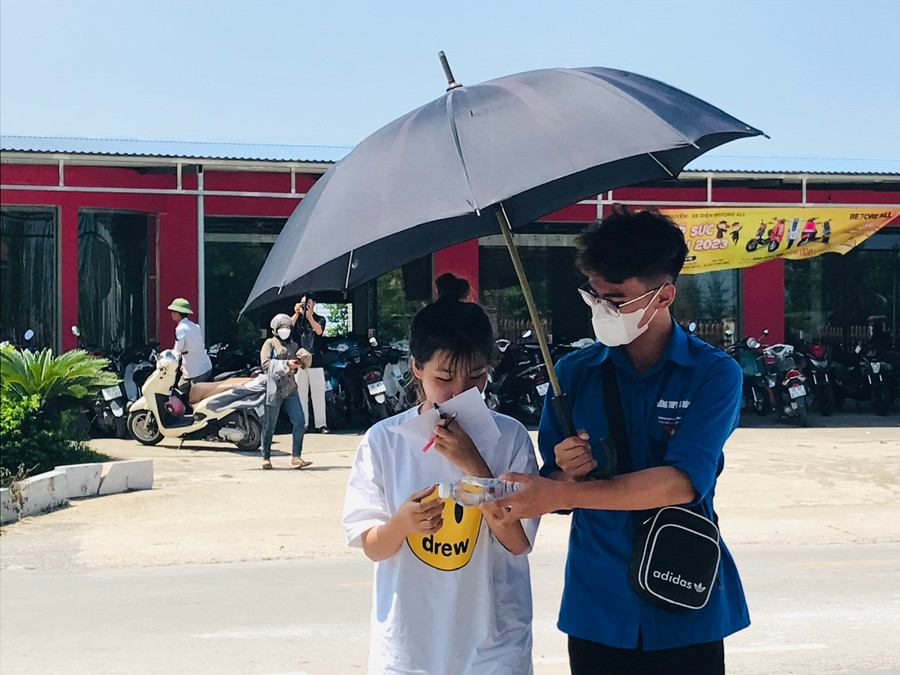 Đội tình nguyện tiếp sức mùa thi che nắng cho sĩ tử vào trường thi tại Trường THPT Hoằng Hóa 4 (Hoằng Hóa, Thanh Hóa). Ảnh: Lường Toán. Đội tình nguyện tiếp sức mùa thi che nắng cho sĩ tử vào trường thi tại Trường THPT Hoằng Hóa 4 (Hoằng Hóa, Thanh Hóa). Ảnh: Lường Toán.