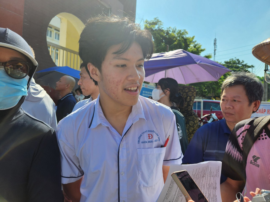 Lại Quang Huy phấn khởi hoàn thành môn thi cuối cùng. Ảnh: Nguyễn Thùy.