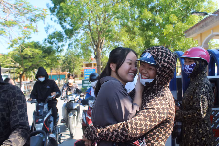 Sĩ tử ôm chầm người thân chung vui sau môn thi Tiếng Anh tại điểm thi Trường THPT Hoằng Hóa 4 (Hoằng Hóa). Ảnh: Lường Toán.