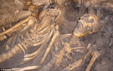 Kham pha nhung ngoi mo tap the day bi an