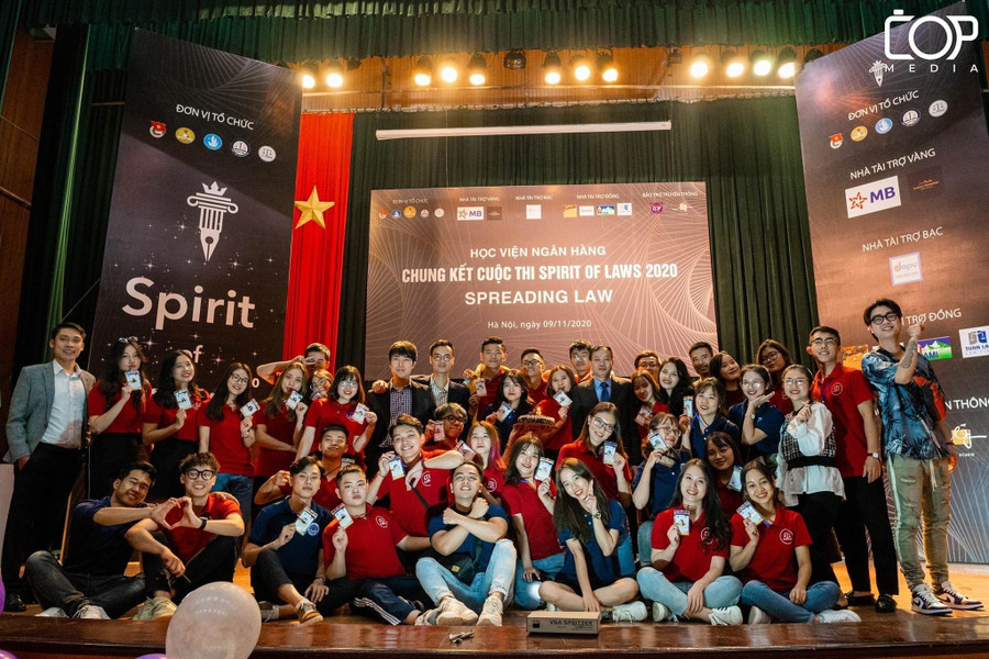 Ngay từ khi còn ngồi ghế giảng đường, sinh viên Khoa Luật đã được cọ xát nhiều kĩ năng, kiến thức liên quan đến luật. Ngay từ khi còn ngồi ghế giảng đường, sinh viên Khoa Luật đã được cọ xát nhiều kĩ năng, kiến thức liên quan đến luật.