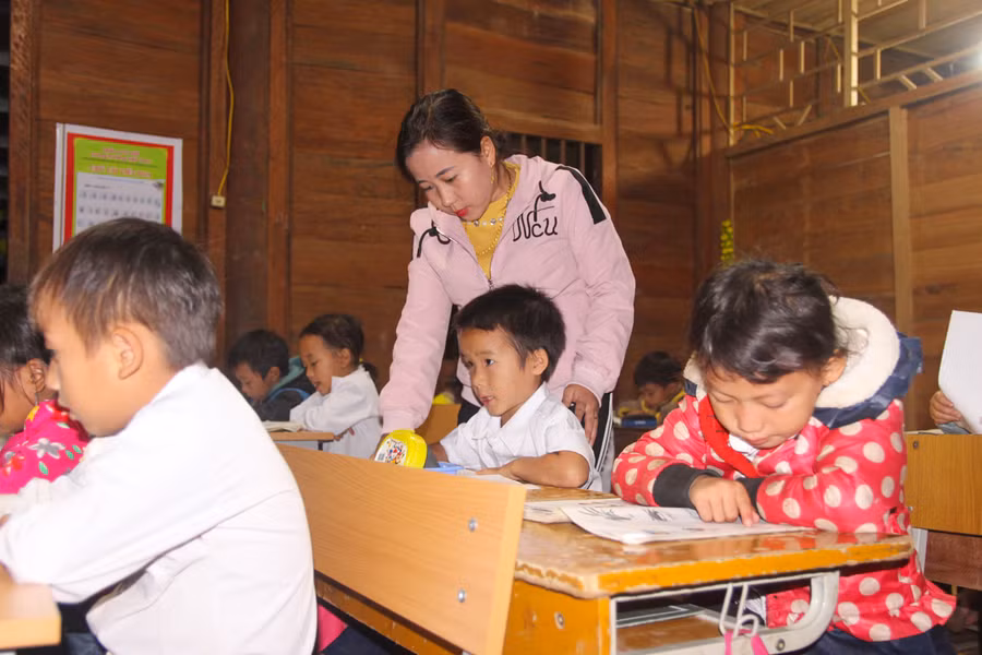 HS Phà Lõm đến trường buổi tối theo Tiếng trống học bài và được cô giáo phụ đạo.