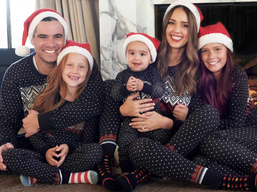 Jessica Alba hạnh phúc bên chồng, diễn viên Cash Warren, và các con. Jessica Alba hạnh phúc bên chồng, diễn viên Cash Warren, và các con.