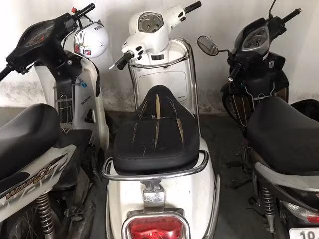 Hà Nội: Hàng loạt xe máy trong khu chung cư bị rạch nát yên - 2