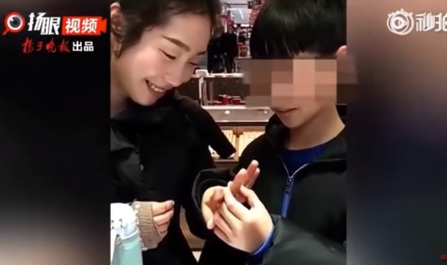 Cậu bé 10 tuổi lấy tiền lì xì mua tặng mẹ nhẫn kim cương ảnh 1 Cậu bé 10 tuổi lấy tiền lì xì mua tặng mẹ nhẫn kim cương