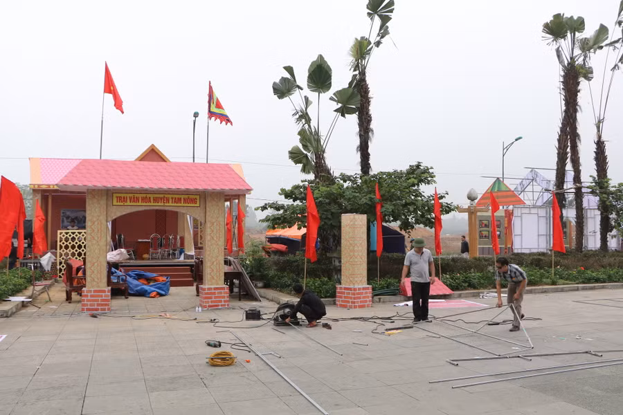 Những bồn hoa, chậu cây được thay thế bằng những cây mang đặc trưng của Phú Thọ.