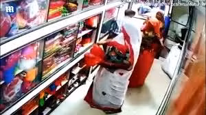 Nhóm trộm nữ ăn cắp tinh vi ngay trước mắt người bán hàng