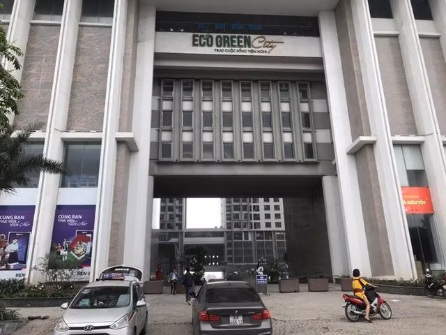 Hà Nội: Hàng loạt xe máy trong khu chung cư bị rạch nát yên - 4