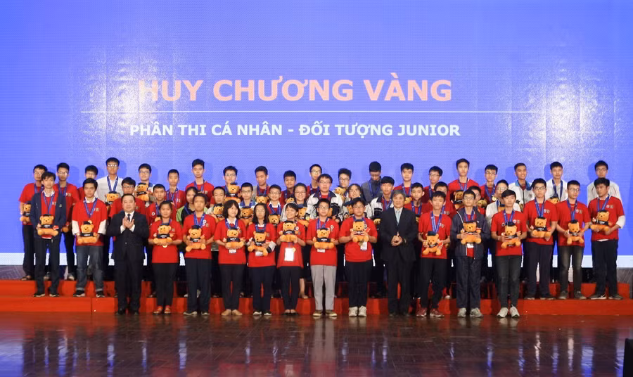 Ban tổ chức trao HCV cho các thí sinh.	Ảnh: T.G