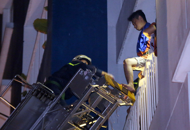 Cảnh sát đưa xe thang cứu người ở chung cư Carina. Ảnh: Quỳnh Trần.