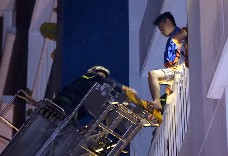 Cảnh sát đưa xe thang cứu người ở chung cư Carina. Ảnh: Quỳnh Trần.