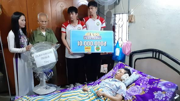 Đại diện Công đoàn ngành GD tỉnh và các em học sinh trường THPT Lê Hồng Phong tặng quà, trao phần thưởng của chương trình “Biệt đội phấn trắng” cho cô Phạm Thị Hương