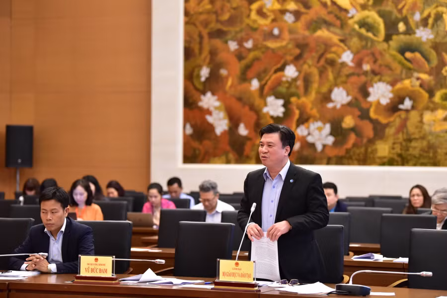 Thứ trưởng Nguyễn Hữu Độ phát biểu giải trình tại Hội nghị. Ảnh: Quang Khánh