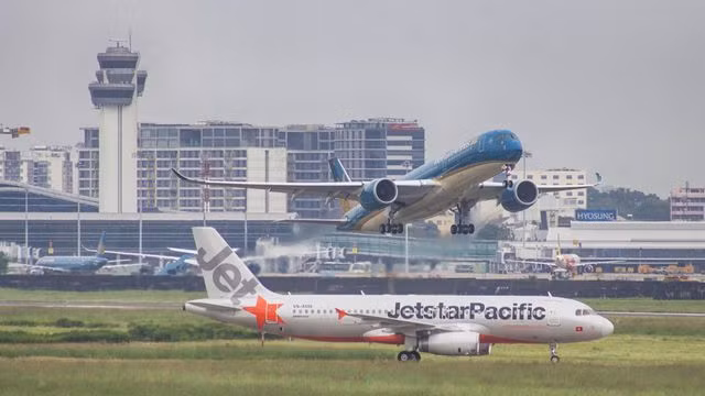 Tăng tải hàng nghìn chuyến bay, tàu xe “căng sức” dịp giỗ Tổ, 30/4-1/5