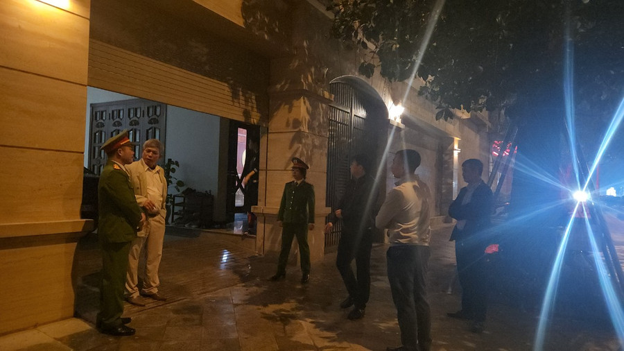 Cảnh sát có mặt tại căn nhà số 12, đường Nguyễn Duy Hiệu, phường Đông Hương, TP Thanh Hoá. (Ảnh: NT) Cảnh sát có mặt tại căn nhà số 12, đường Nguyễn Duy Hiệu, phường Đông Hương, TP Thanh Hoá. (Ảnh: NT)