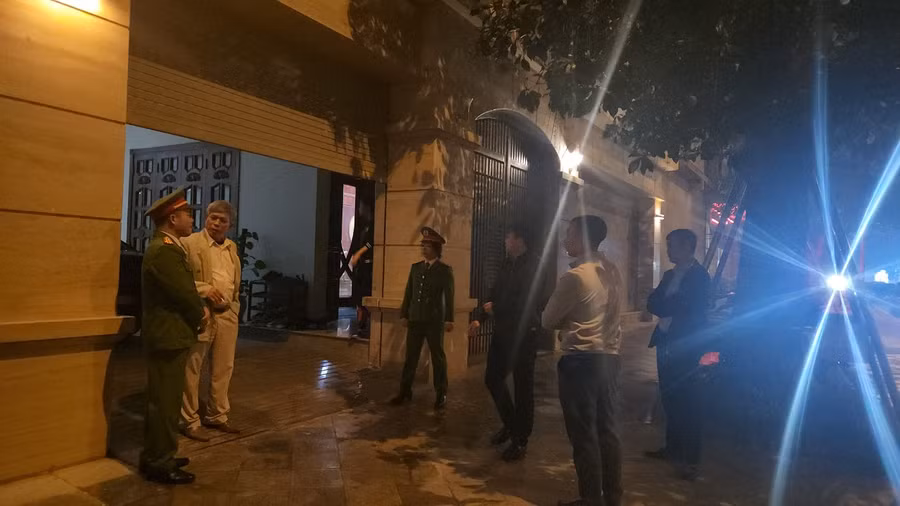 Cảnh sát có mặt tại căn nhà số 12, đường Nguyễn Duy Hiệu, phường Đông Hương, TP Thanh Hoá. (Ảnh: NT)