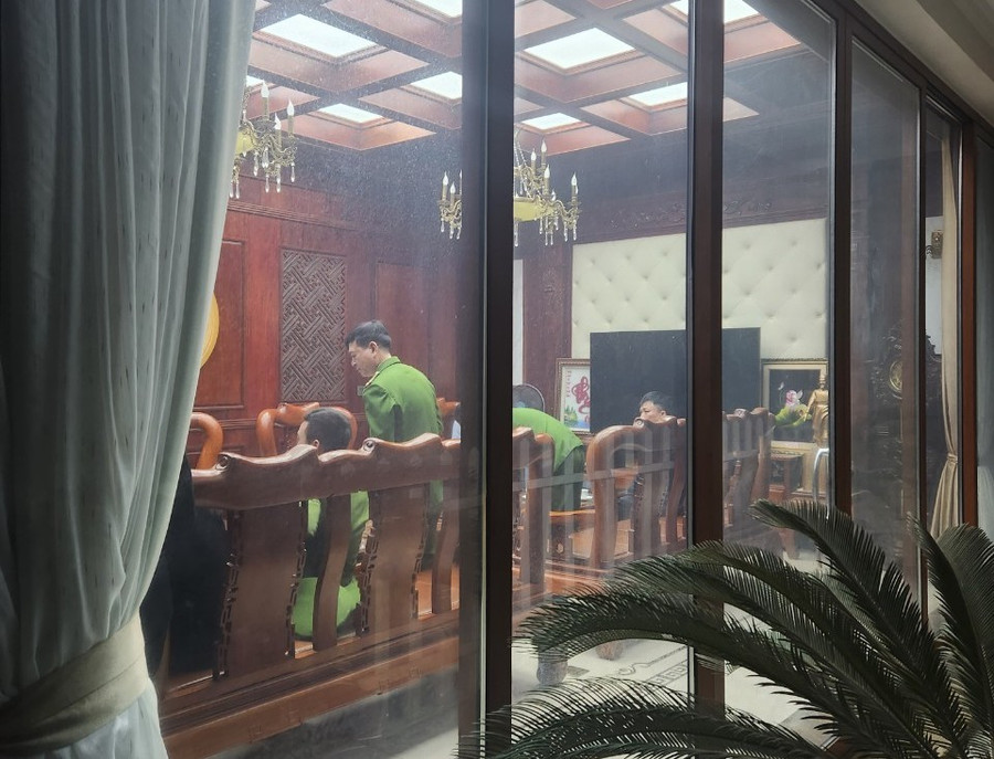 Cảnh sát thực hiện khám nhà cựu Bí thư Tỉnh uỷ Thanh Hoá. (Ảnh: NT) Cảnh sát thực hiện khám nhà cựu Bí thư Tỉnh uỷ Thanh Hoá. (Ảnh: NT)