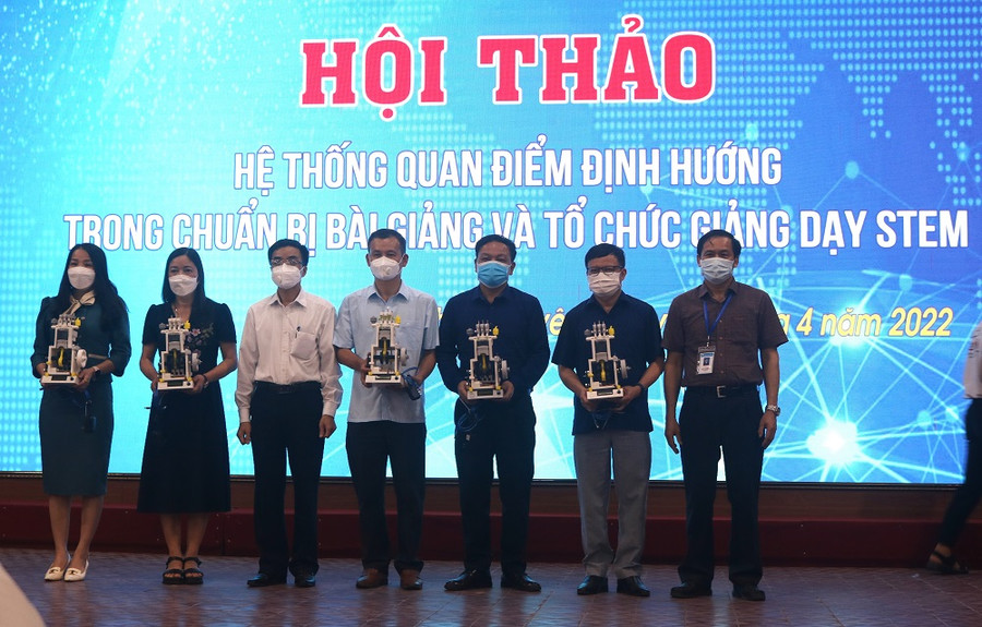 PGS.TS Vũ Ngọc Pi – Phó Hiệu trưởng Trường Đại học Kỹ thuật Công nghiệp và TS Đào Xuân Tân - Phó Giám đốc Sở GD&ĐT trao tặng mô hình STEM cho 5 trường THPT trên địa bàn tỉnh Thái Nguyên