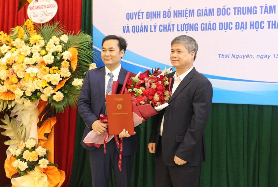 PGS.TS Trần Thanh Vân – Phó Giám đốc Đại học Thái Nguyên trao quyết định và tặng hoa cho tân Giám đốc Trung tâm Khảo thí và Quản lý chất lượng giáo dục Đại học Thái Nguyên