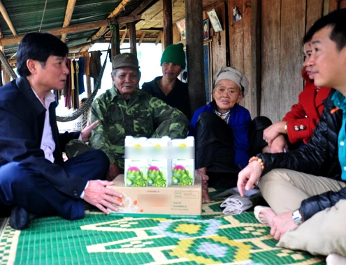 Lãnh đạo Cục Vệ sinh An toàn thực phẩm (Bộ y tế) tặng sữa cho người dân vùng mắc Hội chứng viêm da dày sừng bàn tay, bàn chân ở xã Ba Điền, huyện miền núi Ba Tơ. Ảnh:Trí Tín.