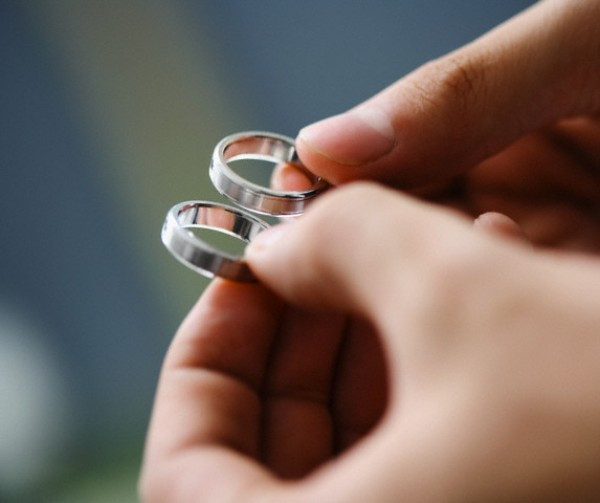 Bí mật đằng sau chiếc nhẫn cưới chồng giấu trong ngăn tủ ảnh 1 Bí mật đằng sau chiếc nhẫn cưới chồng giấu trong ngăn tủ ảnh 1