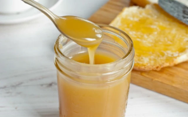 Mứt dừa sánh mịn phết bánh mì ăn sáng thơm phức
