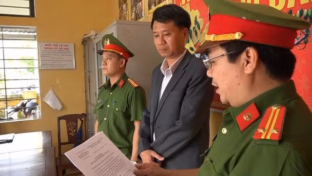 Cơ quan  Công an tỉnh Thừa Thiên Huế đọc lệnh bắt giam Hoàng Khánh Huy.