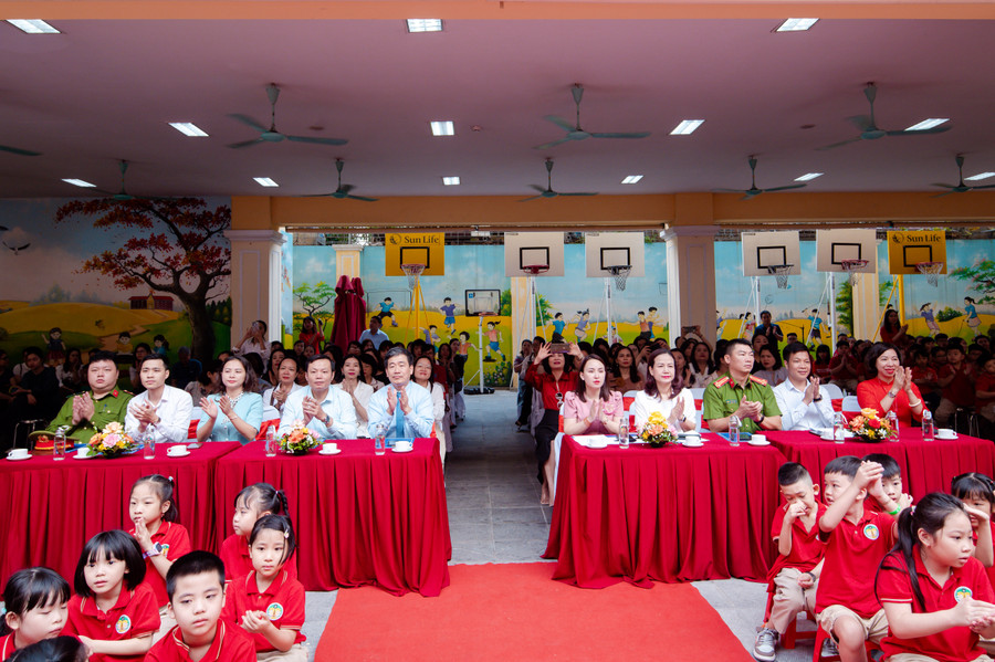 Lãnh đạo UBND quận Hoàn Kiếm và đại diện các ban ngành liên quan tới dự buổi lễ.