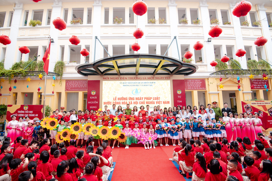 Các đại biểu khách mời, giáo viên, học sinh quận Hoàn Kiếm hưởng ứng ngày Pháp luật Việt Nam năm 2023.