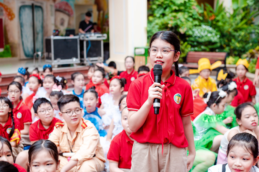 Học sinh trả lời câu hỏi tìm hiểu về pháp luật tại chương trình.