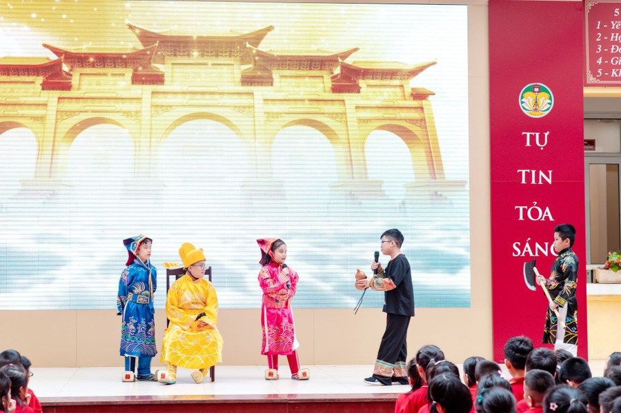 Tiết mục tiểu phẩm tuyên truyền pháp luật của học sinh trong trang phục Táo quân.