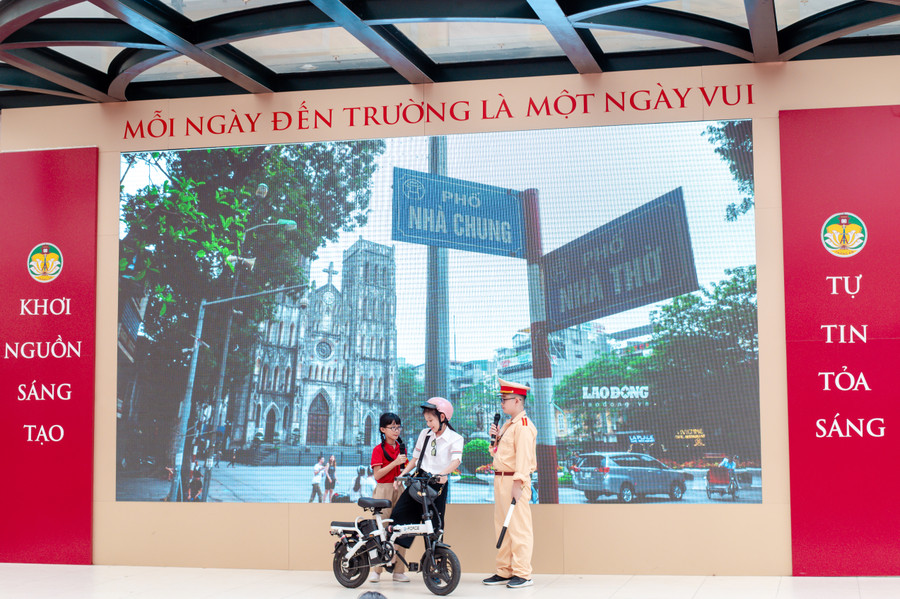 Học sinh Trường Tiểu học chất lượng cao Tràng An đóng tiểu phẩm tuyên truyền về An toàn giao thông.