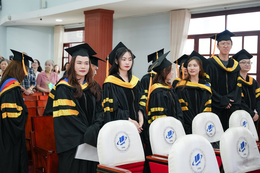 Các tân Thạc sĩ chương trình liên kết Việt - Bỉ trong giờ phút hạnh phúc chuẩn bị lên nhận bằng tốt nghiệp.