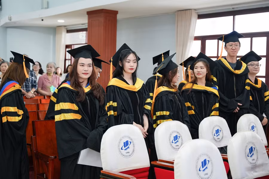 Các tân Thạc sĩ chương trình liên kết Việt - Bỉ trong giờ phút hạnh phúc chuẩn bị lên nhận bằng tốt nghiệp.